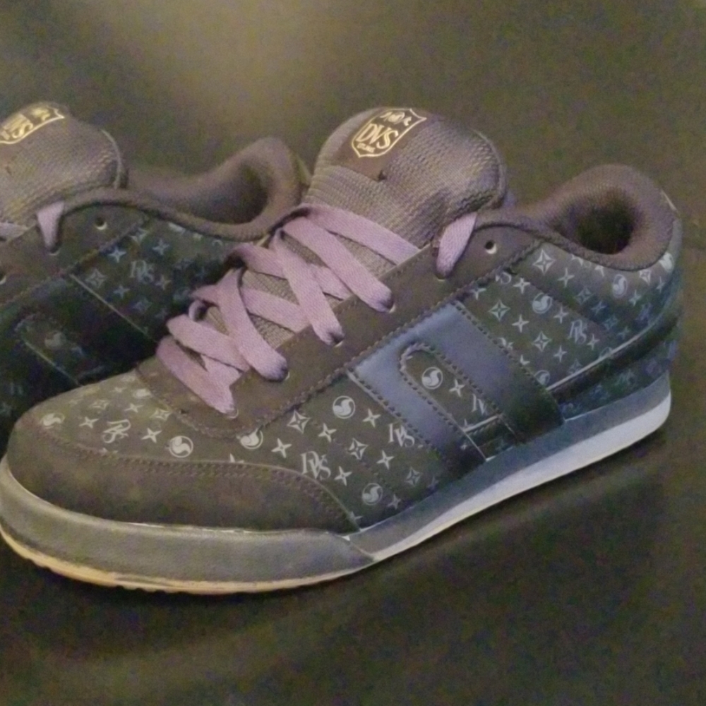 🛹 DVS black on black skate sneakers